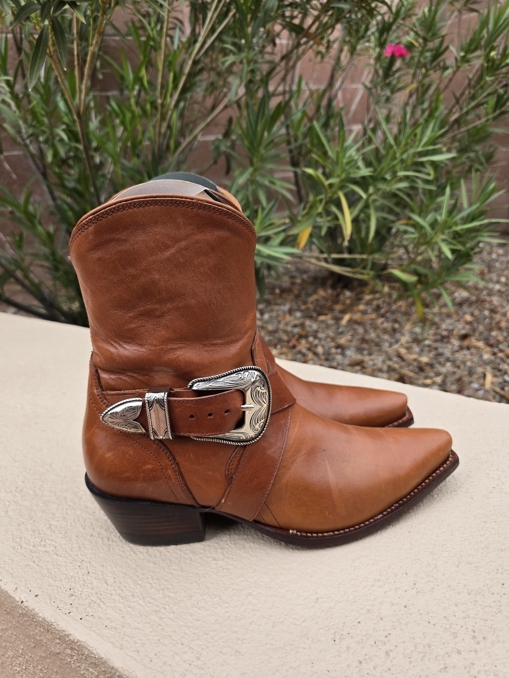 LIKE NEW with Box!   Tecovas Women's Tan Leather Snip toe Harness Heeled Boots
